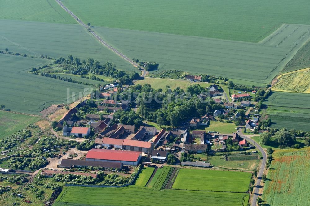 Luftaufnahme Moraveves - Dorf - Ansicht am Rande von Feldern in Moraveves in Ustecky kraj - Aussiger Region, Tschechien