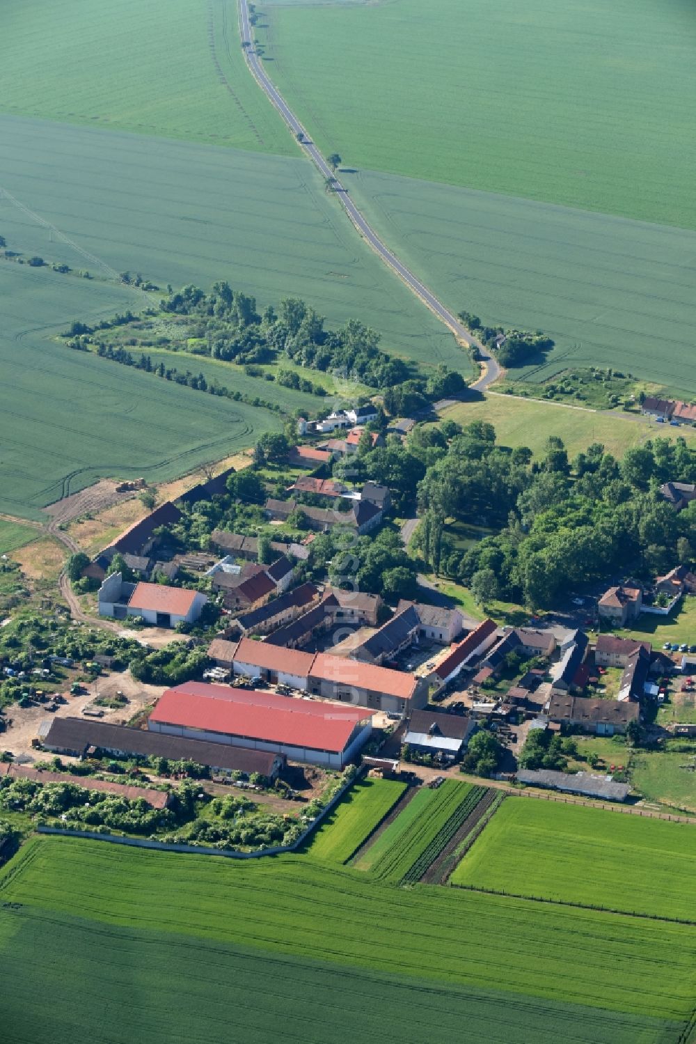 Moraveves von oben - Dorf - Ansicht am Rande von Feldern in Moraveves in Ustecky kraj - Aussiger Region, Tschechien