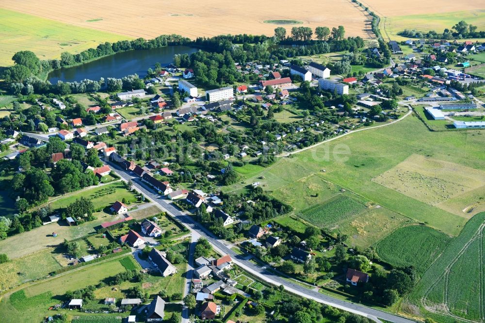 Neetzka aus der Vogelperspektive: Dorf - Ansicht am Rande von Feldern in Neetzka im Bundesland Mecklenburg-Vorpommern, Deutschland