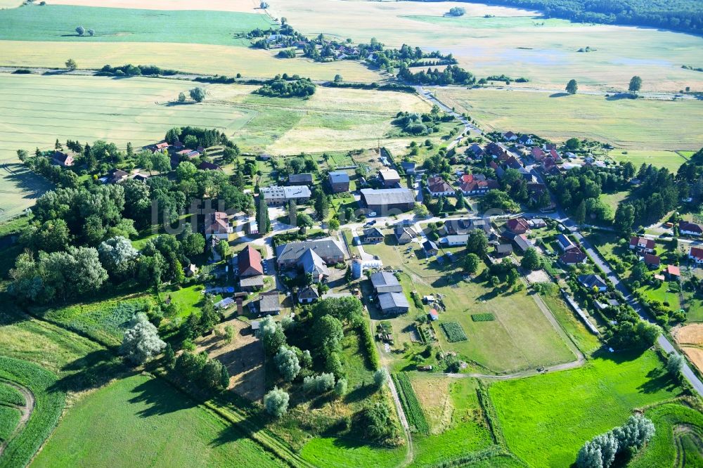 Neu Käbelich von oben - Dorf - Ansicht am Rande von Feldern in Neu Käbelich im Bundesland Mecklenburg-Vorpommern, Deutschland