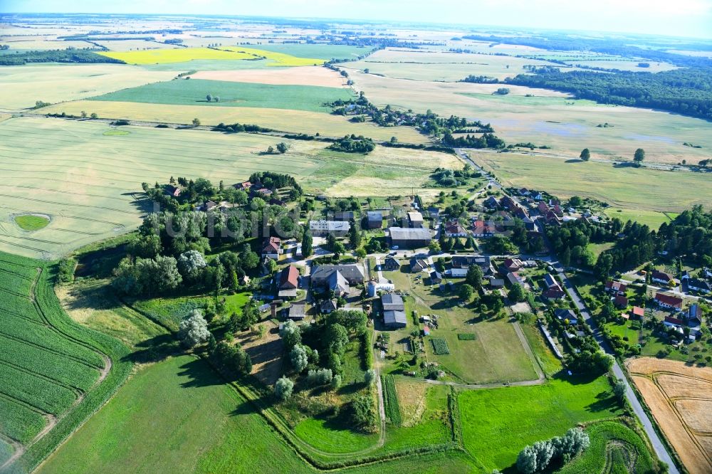 Neu Käbelich aus der Vogelperspektive: Dorf - Ansicht am Rande von Feldern in Neu Käbelich im Bundesland Mecklenburg-Vorpommern, Deutschland