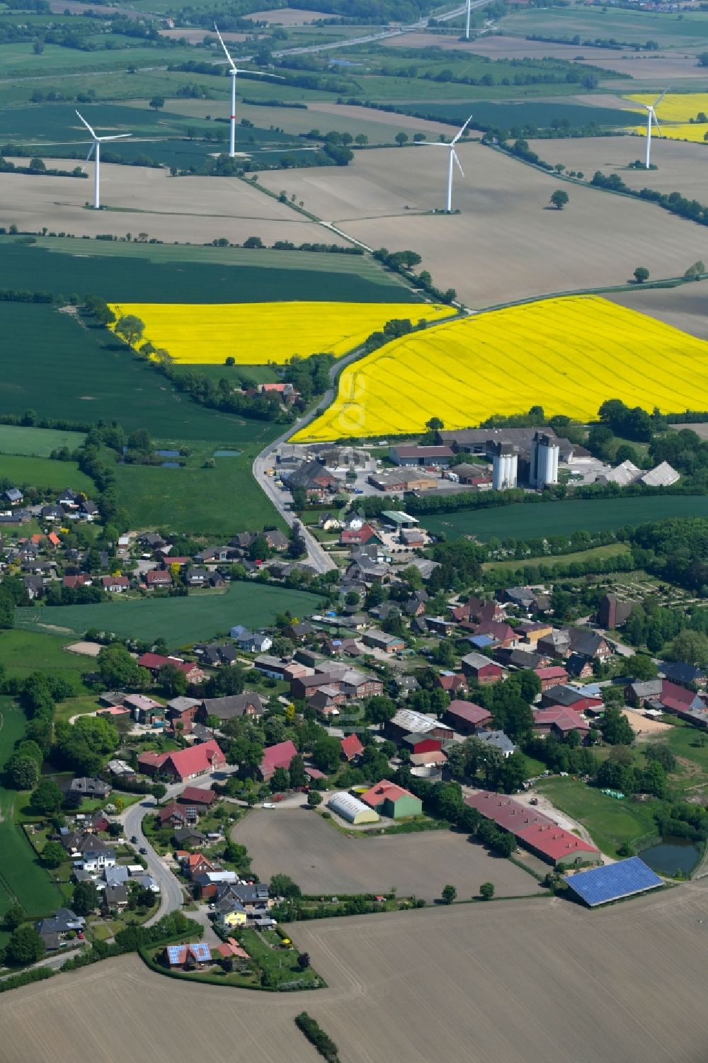 Luftaufnahme Neuengörs - Dorf - Ansicht am Rande von Feldern in Neuengörs im Bundesland Schleswig-Holstein, Deutschland