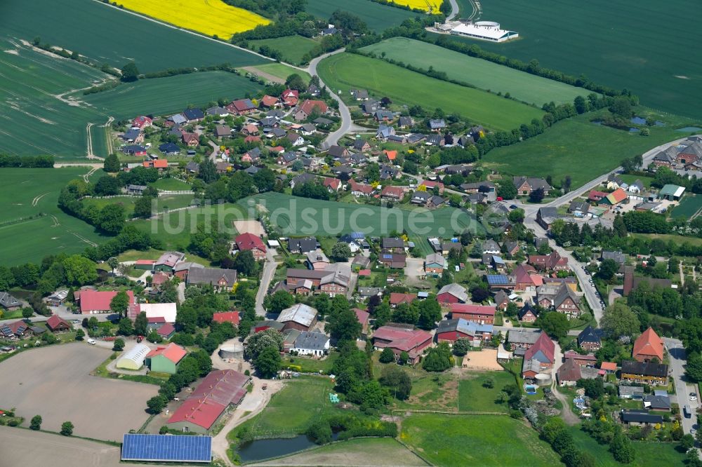 Neuengörs aus der Vogelperspektive: Dorf - Ansicht am Rande von Feldern in Neuengörs im Bundesland Schleswig-Holstein, Deutschland