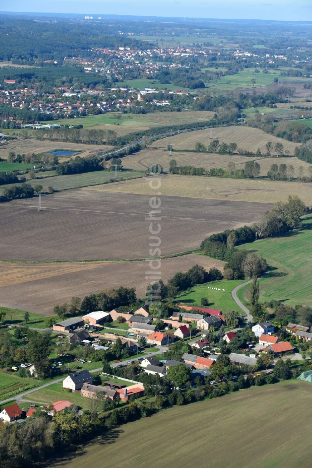 Neugaul aus der Vogelperspektive: Dorf - Ansicht am Rande von Feldern in Neugaul im Bundesland Brandenburg, Deutschland