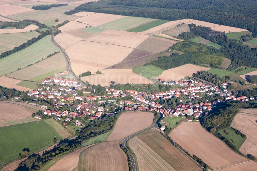 Luftaufnahme Nieder-Wiesen - Dorf - Ansicht am Rande von Feldern in Nieder-Wiesen im Bundesland Rheinland-Pfalz, Deutschland