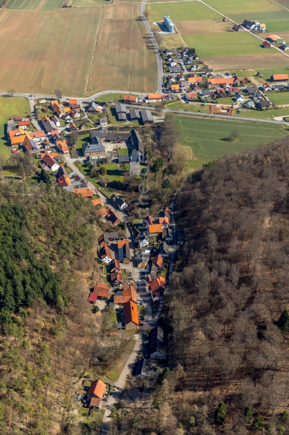 Nordenbeck aus der Vogelperspektive: Dorf - Ansicht am Rande von Feldern in Nordenbeck im Bundesland Hessen, Deutschland