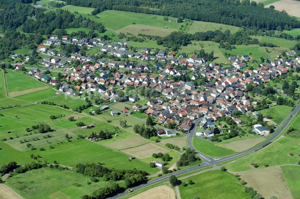 Ober-Lais aus der Vogelperspektive: Dorf - Ansicht am Rande von Feldern in Ober-Lais im Bundesland Hessen, Deutschland