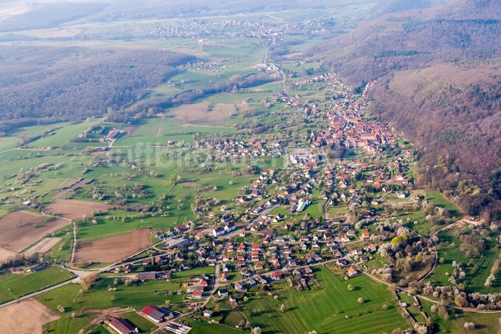 Luftbild Oberbronn - Dorf - Ansicht am Rande von Feldern in Oberbronn in Grand Est, Frankreich