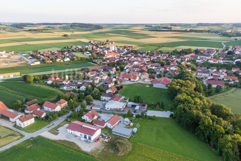 Oberpöring aus der Vogelperspektive: Dorf - Ansicht am Rande von Feldern in Oberpöring im Bundesland Bayern, Deutschland