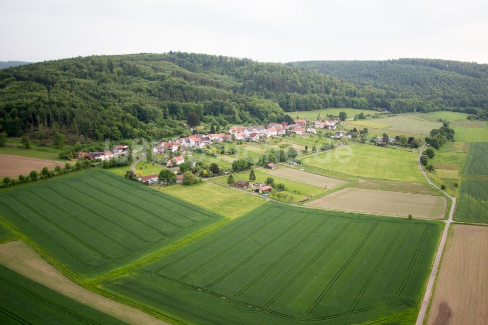 Luftaufnahme Oberweser - Dorf - Ansicht am Rande von Feldern in Oberweser im Bundesland Hessen, Deutschland