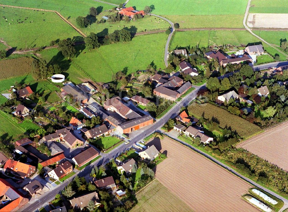 Luftaufnahme Oermten - Dorf - Ansicht am Rande von Feldern in Oermten im Bundesland Nordrhein-Westfalen