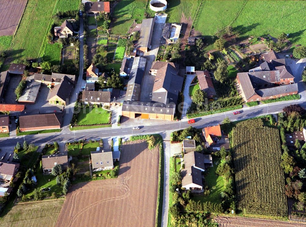 Oermten von oben - Dorf - Ansicht am Rande von Feldern in Oermten im Bundesland Nordrhein-Westfalen