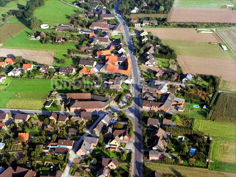 Oermten aus der Vogelperspektive: Dorf - Ansicht am Rande von Feldern in Oermten im Bundesland Nordrhein-Westfalen