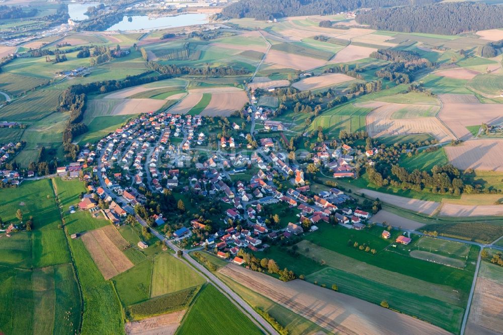 Pfullendorf aus der Vogelperspektive: Dorf - Ansicht am Rande von Feldern im Ortsteil Aach-Linz in Pfullendorf im Bundesland Baden-Württemberg, Deutschland