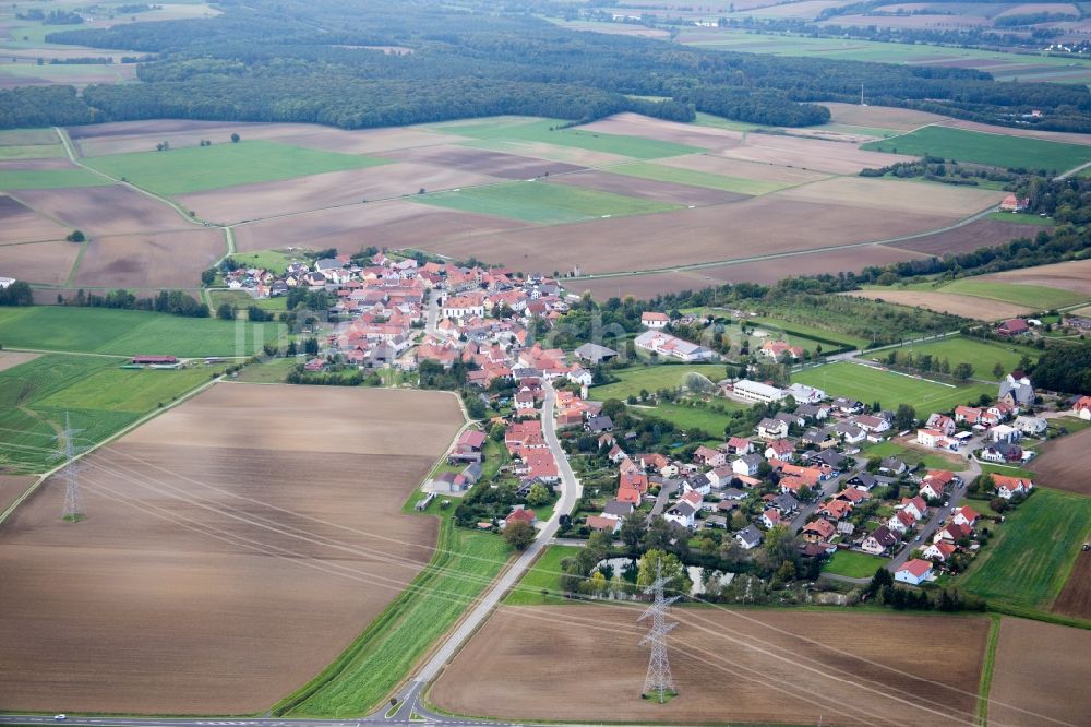 Wonfurt aus der Vogelperspektive: Dorf - Ansicht am Rande von Feldern im Ortsteil Dampfach in Wonfurt im Bundesland Bayern