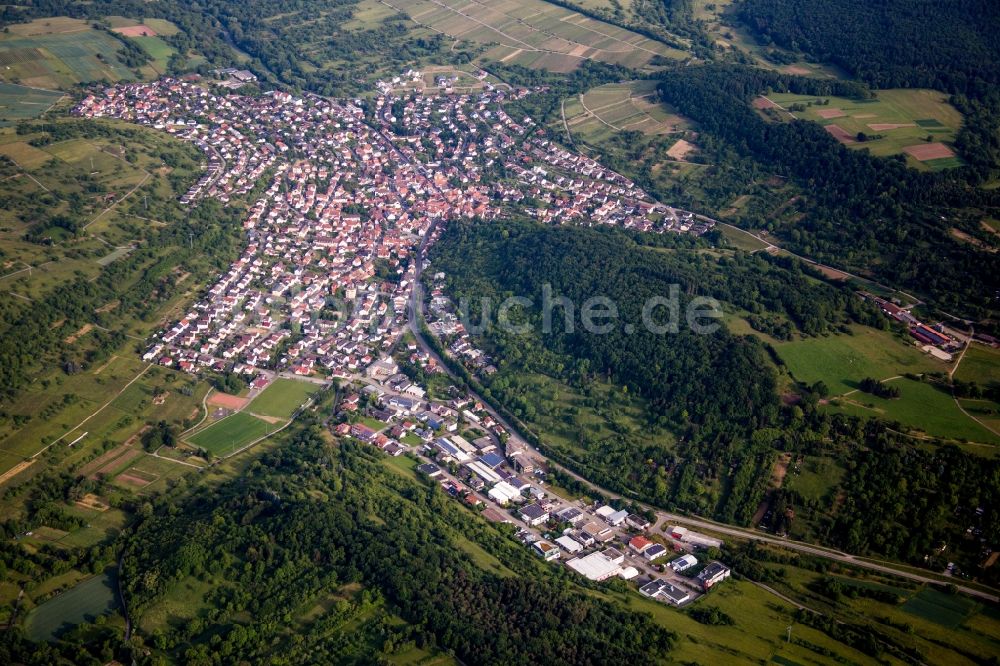 Luftbild Keltern - Dorf - Ansicht am Rande von Feldern im Ortsteil Dietlingen in Keltern im Bundesland Baden-Württemberg, Deutschland