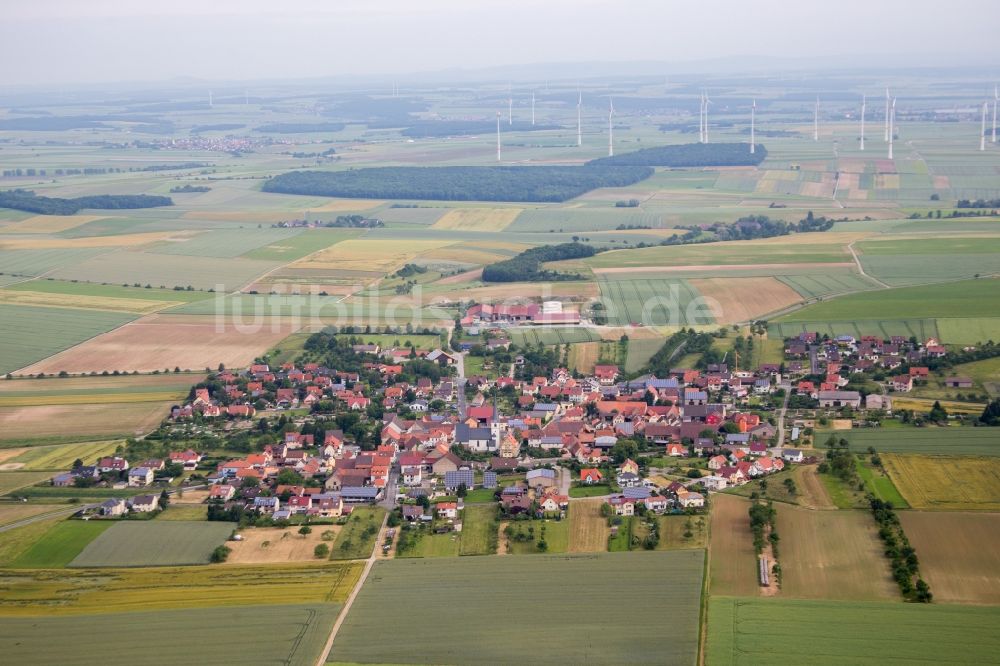 Luftaufnahme Bergtheim - Dorf - Ansicht am Rande von Feldern im Ortsteil Dipbach in Bergtheim im Bundesland Bayern