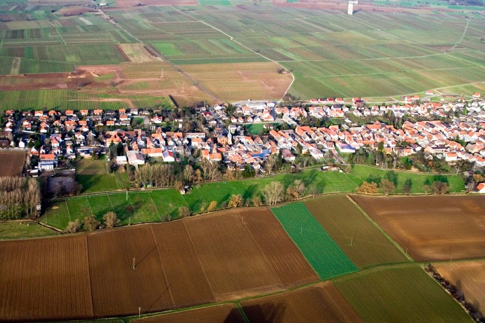 Neustadt an der Weinstraße aus der Vogelperspektive: Dorf - Ansicht am Rande von Feldern im Ortsteil Duttweiler in Neustadt an der Weinstraße im Bundesland Rheinland-Pfalz