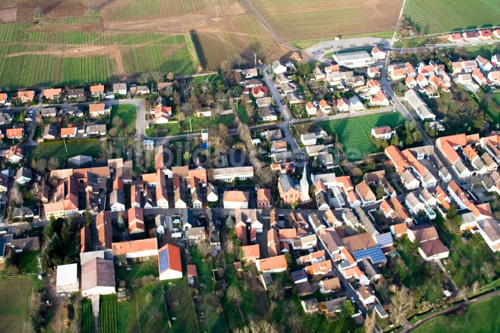 Luftaufnahme Neustadt an der Weinstraße - Dorf - Ansicht am Rande von Feldern im Ortsteil Duttweiler in Neustadt an der Weinstraße im Bundesland Rheinland-Pfalz