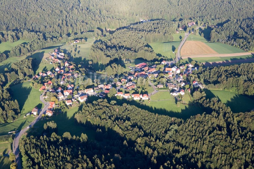 Kaisersbach aus der Vogelperspektive: Dorf - Ansicht am Rande von Feldern im Ortsteil Ebni in Kaisersbach im Bundesland Baden-Württemberg