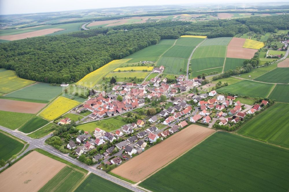 Werneck aus der Vogelperspektive: Dorf - Ansicht am Rande von Feldern im Ortsteil Eckartshausen in Werneck im Bundesland Bayern