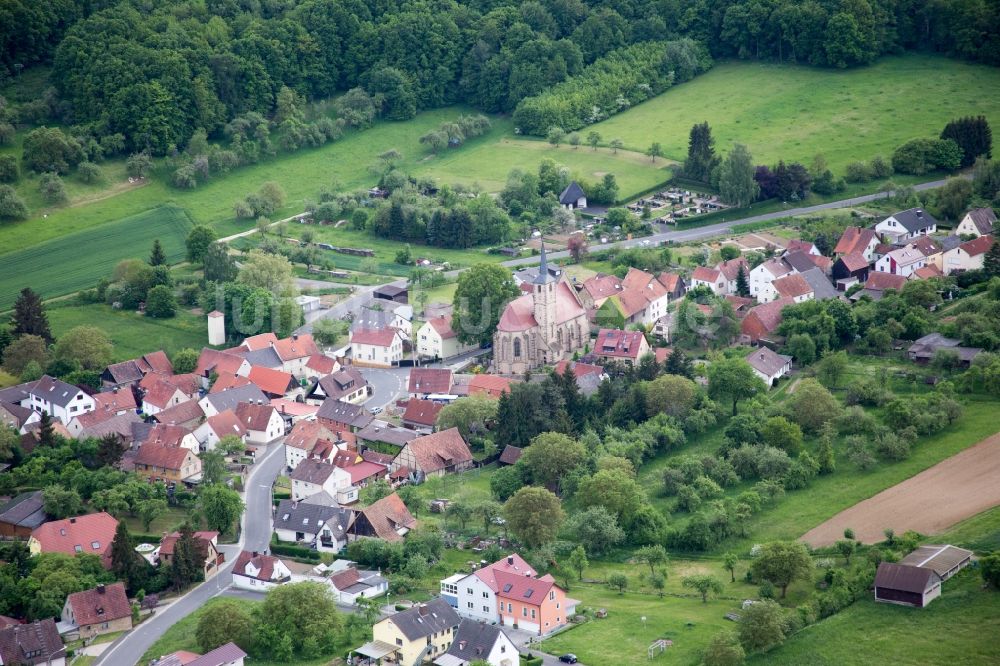 Luftaufnahme Werneck - Dorf - Ansicht am Rande von Feldern im Ortsteil Eckartshausen in Werneck im Bundesland Bayern