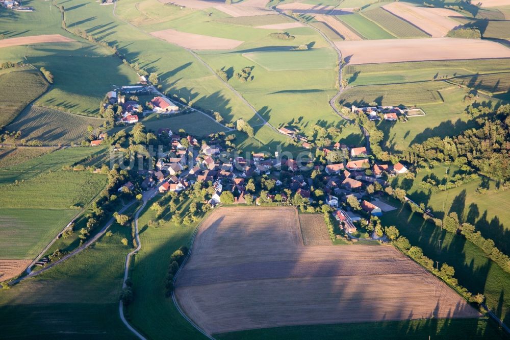 Obersontheim von oben - Dorf - Ansicht am Rande von Feldern im Ortsteil Engelhofen in Obersontheim im Bundesland Baden-Württemberg