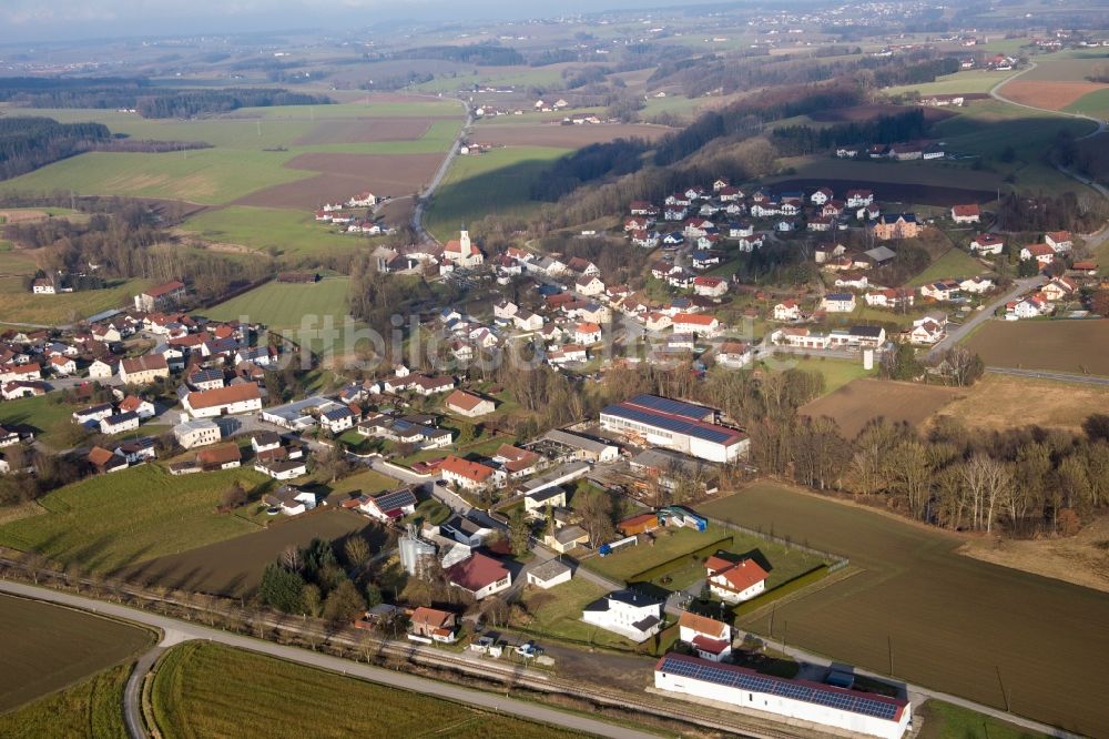 Fürstenzell aus der Vogelperspektive: Dorf - Ansicht am Rande von Feldern im Ortsteil Engertsham in Fürstenzell im Bundesland Bayern