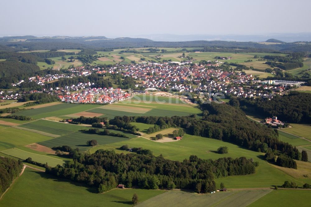 Laichingen aus der Vogelperspektive: Dorf - Ansicht am Rande von Feldern im Ortsteil Feldstetten in Laichingen im Bundesland Baden-Württemberg, Deutschland