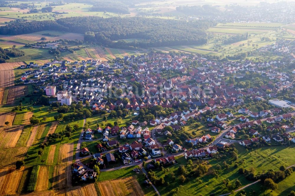 Neulingen aus der Vogelperspektive: Dorf - Ansicht am Rande von Feldern im Ortsteil Göbrichen in Neulingen im Bundesland Baden-Württemberg, Deutschland