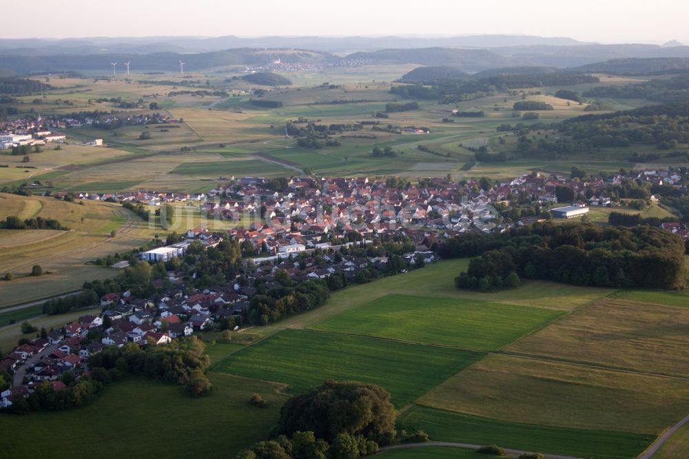 Luftbild Sonnenbühl - Dorf - Ansicht am Rande von Feldern im Ortsteil Genkingen in Sonnenbühl im Bundesland Baden-Württemberg, Deutschland