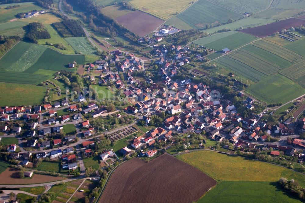 Luftaufnahme Hardheim - Dorf - Ansicht am Rande von Feldern im Ortsteil Gerichtstetten in Hardheim im Bundesland Baden-Württemberg, Deutschland