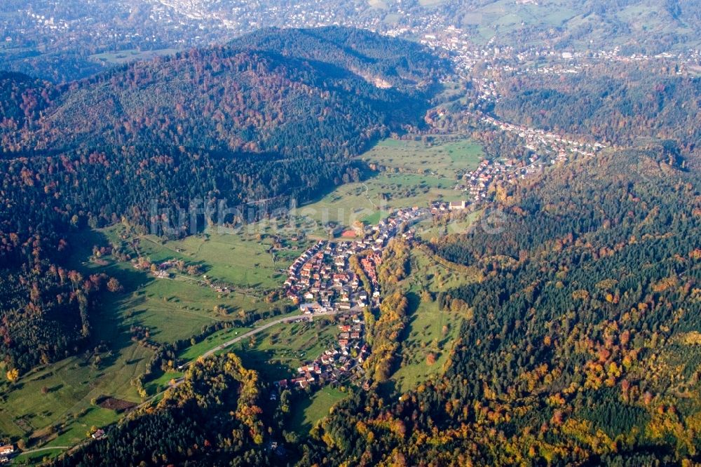 Luftaufnahme Baden-Baden - Dorf - Ansicht am Rande von Feldern im Ortsteil Geroldsau in Baden-Baden im Bundesland Baden-Württemberg, Deutschland