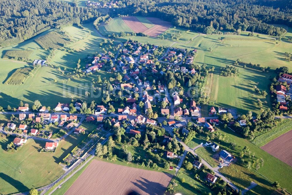 Großerlach von oben - Dorf - Ansicht am Rande von Feldern im Ortsteil Grab in Großerlach im Bundesland Baden-Württemberg, Deutschland