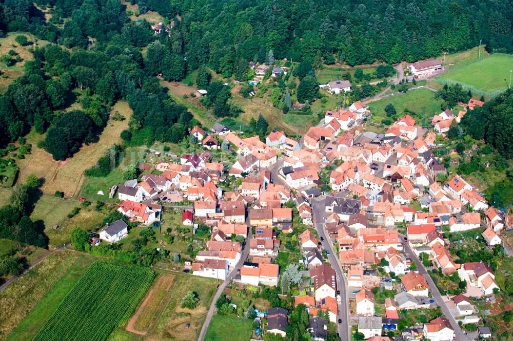 Annweiler am Trifels von oben - Dorf - Ansicht am Rande von Feldern im Ortsteil Gräfenhausen in Annweiler am Trifels im Bundesland Rheinland-Pfalz