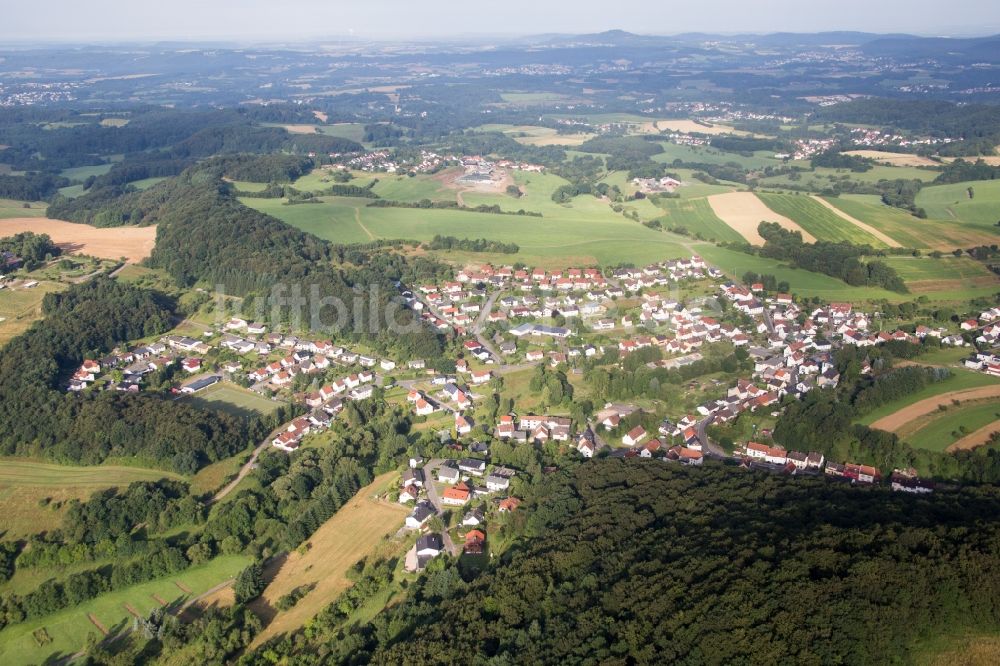 Luftaufnahme Freisen - Dorf - Ansicht am Rande von Feldern im Ortsteil Grügelborn in Freisen im Bundesland Saarland, Deutschland