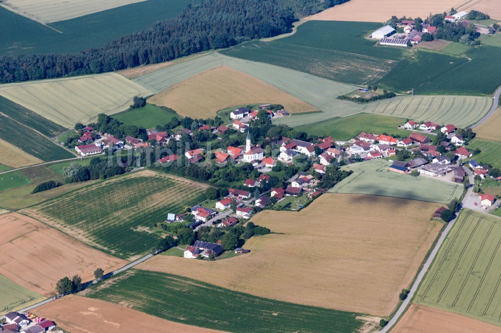 Mengkofen aus der Vogelperspektive: Dorf - Ansicht am Rande von Feldern im Ortsteil Hagenau in Mengkofen im Bundesland Bayern, Deutschland