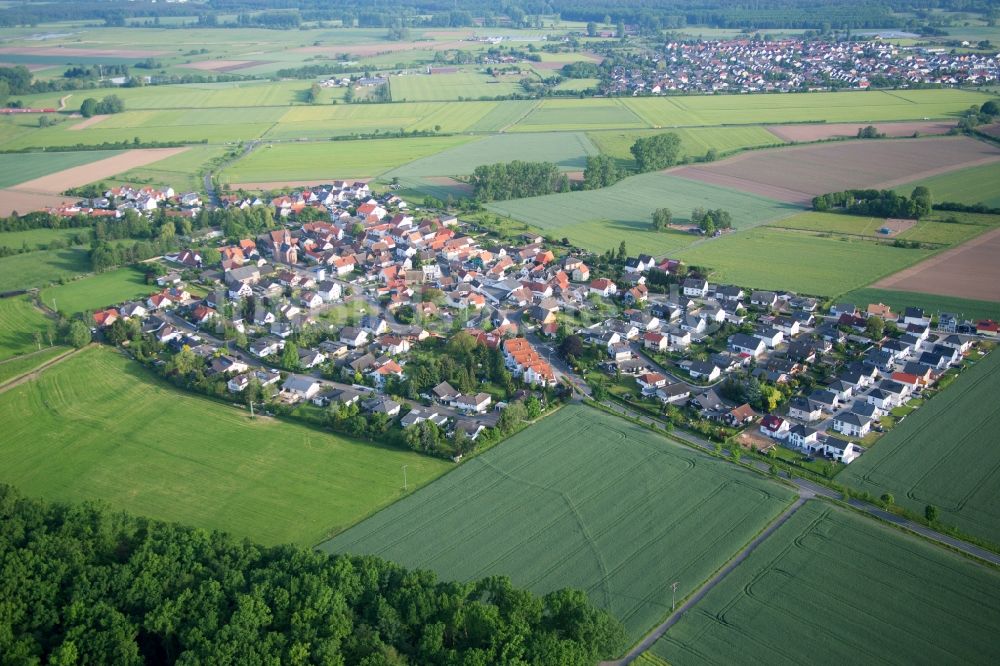 Babenhausen von oben - Dorf - Ansicht am Rande von Feldern im Ortsteil Harpertshausen in Babenhausen im Bundesland Hessen, Deutschland