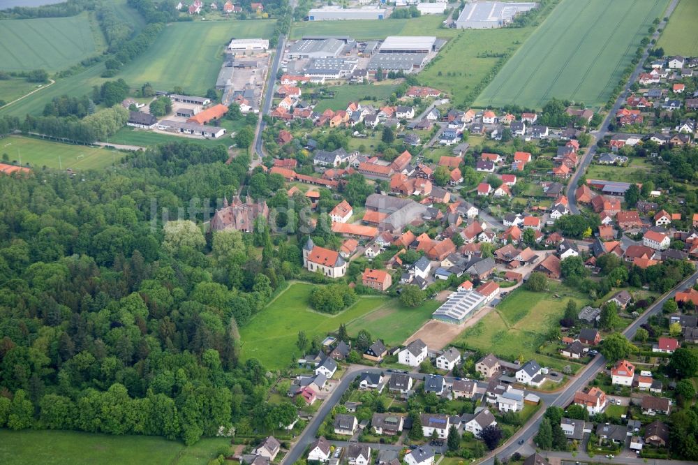 Luftaufnahme Hameln - Dorf - Ansicht am Rande von Feldern im Ortsteil Hastenbeck in Hameln im Bundesland Niedersachsen, Deutschland