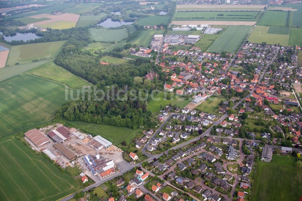 Hameln von oben - Dorf - Ansicht am Rande von Feldern im Ortsteil Hastenbeck in Hameln im Bundesland Niedersachsen, Deutschland