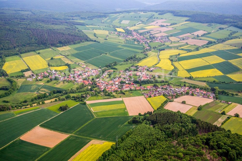 Oberweser von oben - Dorf - Ansicht am Rande von Feldern im Ortsteil Heisebeck in Oberweser im Bundesland Hessen, Deutschland