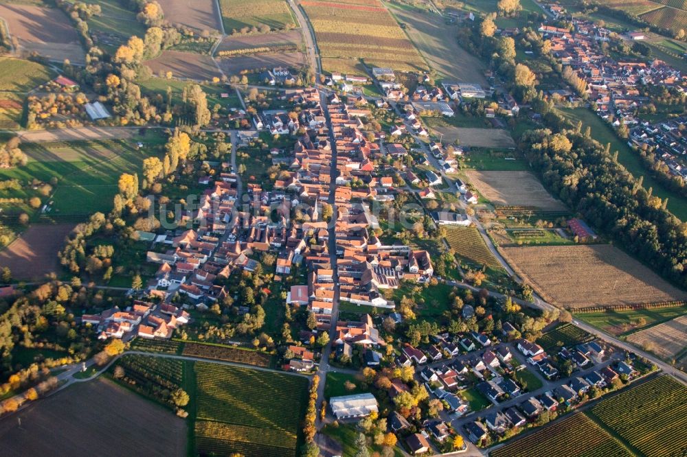 Luftbild Heuchelheim-Klingen - Dorf - Ansicht am Rande von Feldern im Ortsteil Heuchelheim in Heuchelheim-Klingen im Bundesland Rheinland-Pfalz, Deutschland