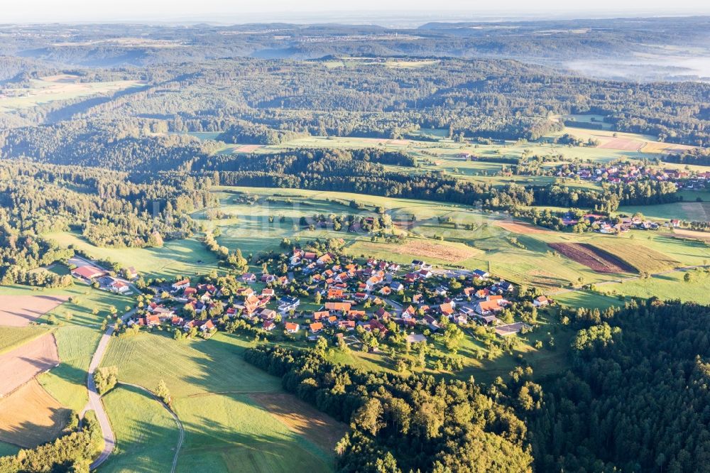 Oberrot von oben - Dorf - Ansicht am Rande von Feldern im Ortsteil Hohenhardtsweiler in Oberrot im Bundesland Baden-Württemberg, Deutschland