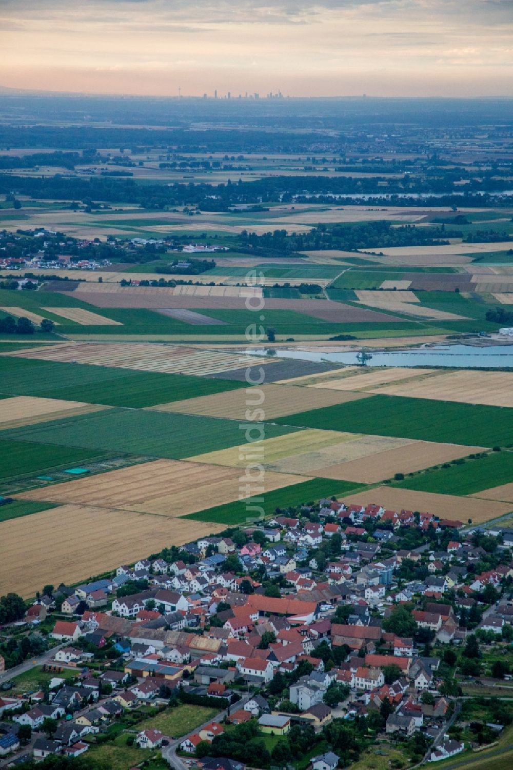 Worms von oben - Dorf - Ansicht am Rande von Feldern im Ortsteil Ibersheim in Worms vor der Skyline von Frankfurt am Main am Horizont im Bundesland Rheinland-Pfalz, Deutschland