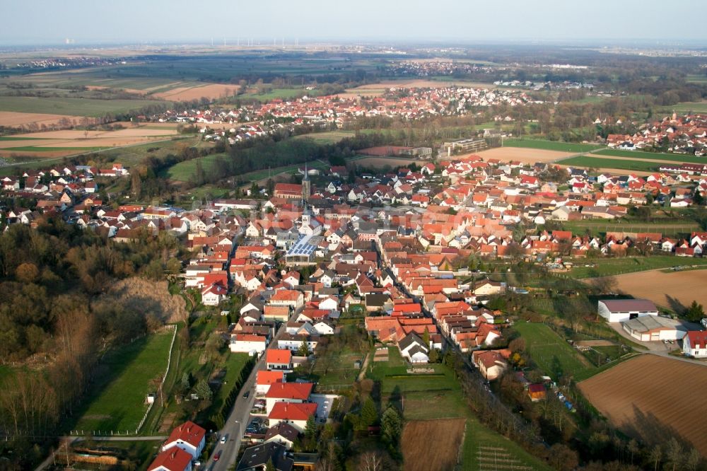 Luftaufnahme Billigheim-Ingenheim - Dorf - Ansicht am Rande von Feldern im Ortsteil Ingenheim in Billigheim-Ingenheim im Bundesland Rheinland-Pfalz