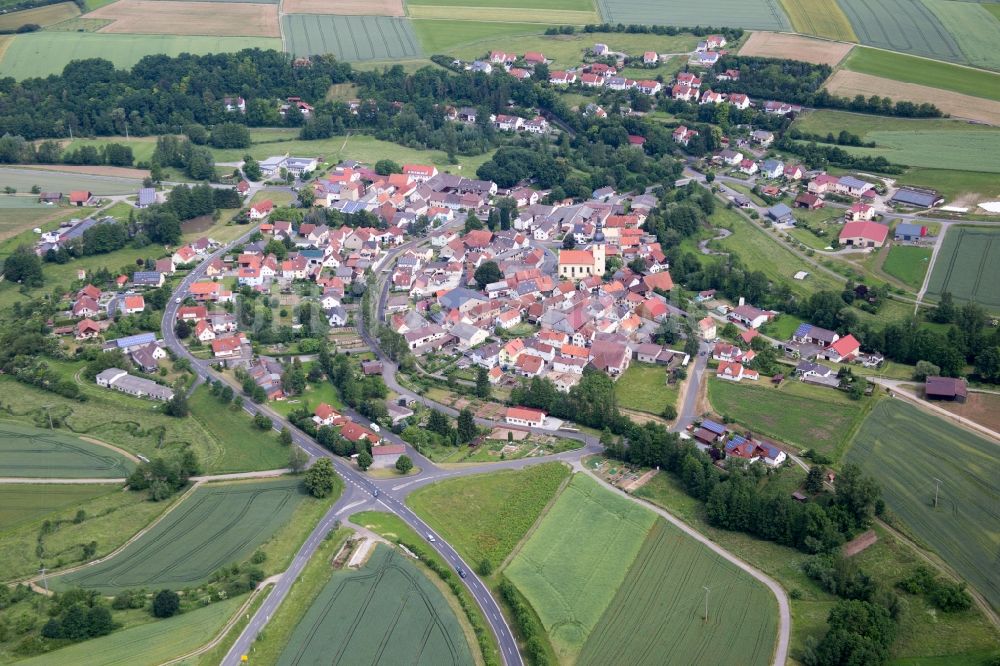 Großeibstadt von oben - Dorf - Ansicht am Rande von Feldern im Ortsteil Kleineibstadt in Großeibstadt im Bundesland Bayern, Deutschland