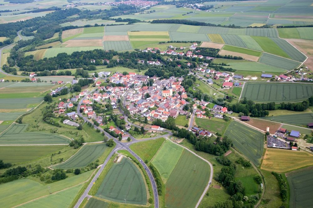 Großeibstadt aus der Vogelperspektive: Dorf - Ansicht am Rande von Feldern im Ortsteil Kleineibstadt in Großeibstadt im Bundesland Bayern, Deutschland