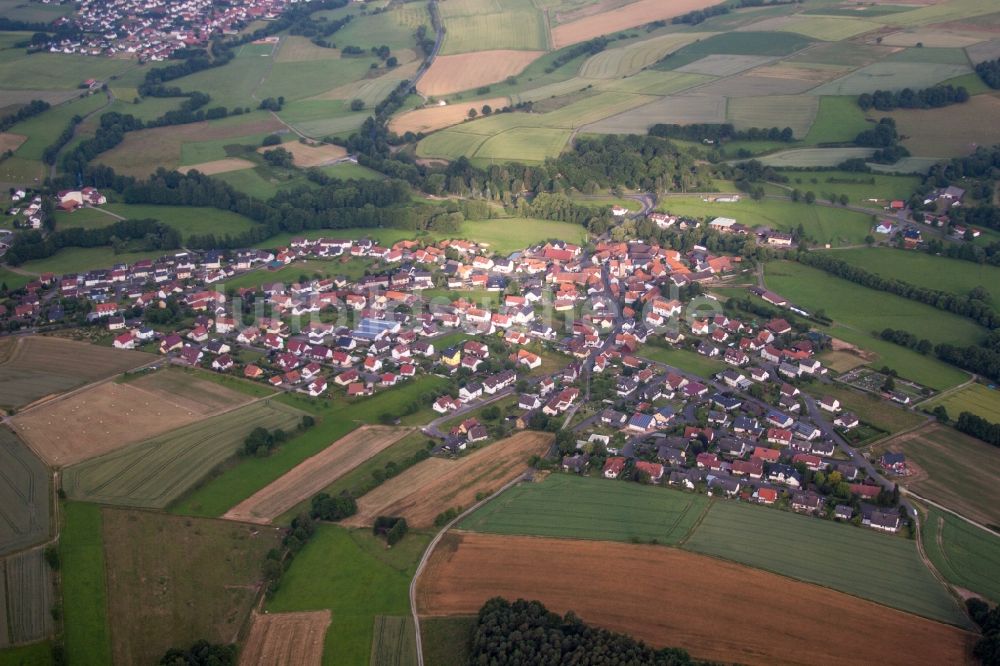 Luftaufnahme Großenlüder - Dorf - Ansicht am Rande von Feldern im Ortsteil Kleinlüder in Großenlüder im Bundesland Hessen, Deutschland