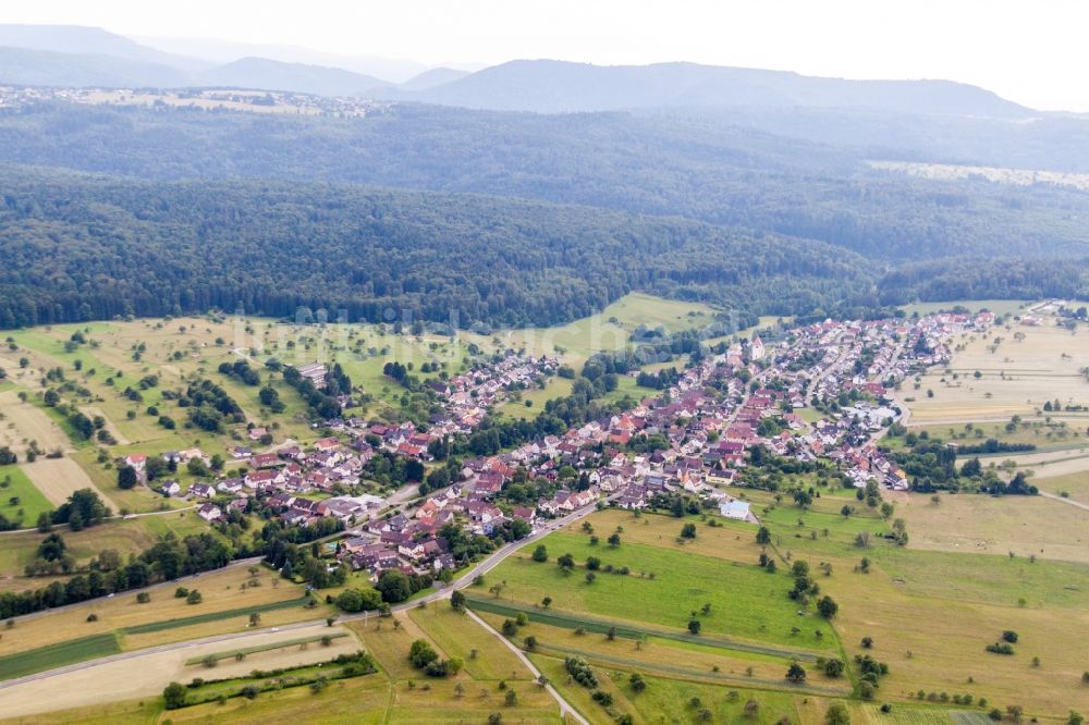 Luftaufnahme Straubenhardt - Dorf - Ansicht am Rande von Feldern im Ortsteil Langenalb in Straubenhardt im Bundesland Baden-Württemberg, Deutschland