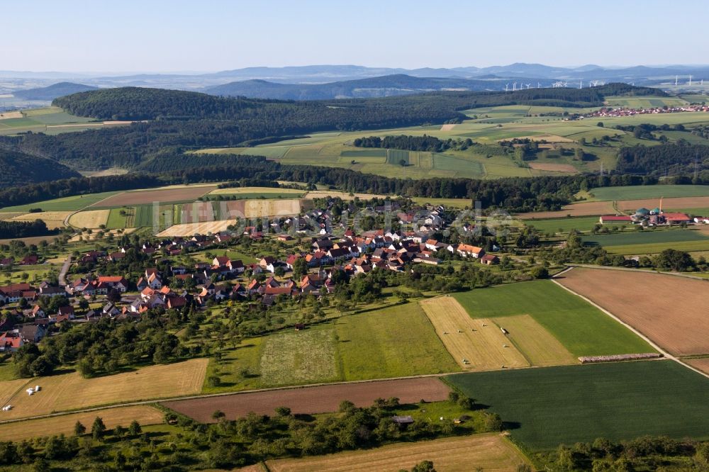 Trendelburg aus der Vogelperspektive: Dorf - Ansicht am Rande von Feldern im Ortsteil Langenthal in Trendelburg im Bundesland Hessen, Deutschland